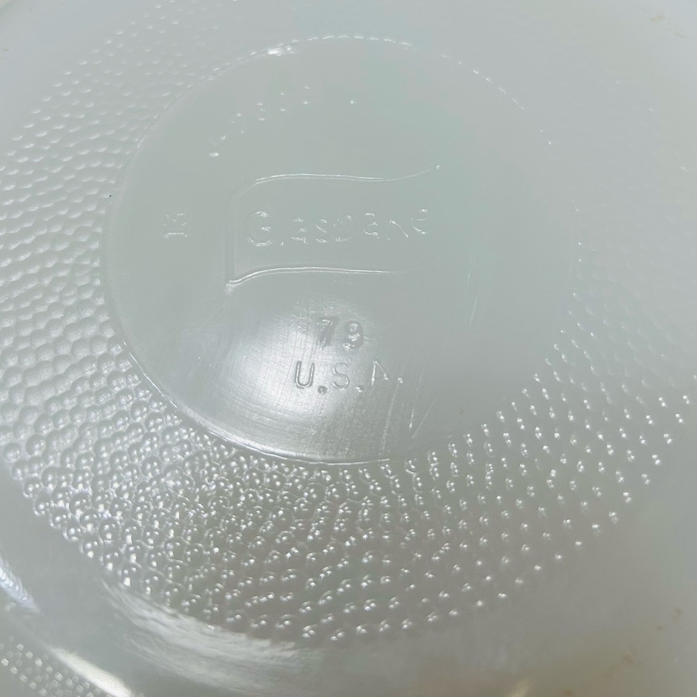 Vintage Glassbake milk glass casserole dish Daisy pattern. 1.5 quart. - Picture 4 of 4